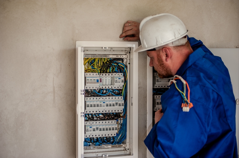 electricite-CANNES-min_electrician-2755683